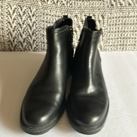 Artica Brown's Black Lug Sole Lined Chelsea Ankle Boot SZ 8 - Picture 2 of 13